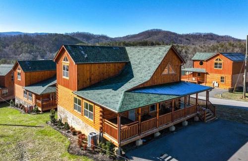 Pigeon Forge Ski Chalet | New Listing! Indoor Private Heated Pool, Less than 2 miles from Dollywood, Walk to Parkway, 4 Ensuite Bedrooms Sleeps 14, Dog Friendly, Game Room with TV, Arcade and Foosball, Hot Tub, BBQ, Smart TV and Wifi, Fully Loaded Kitchen, Washer and Dryer