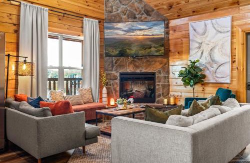 Pigeon Forge Ski Chalet | New Listing! Indoor Private Heated Pool, Less than 2 miles from Dollywood, Walk to Parkway, 4 Ensuite Bedrooms Sleeps 14, Dog Friendly, Game Room with TV, Arcade and Foosball, Hot Tub, BBQ, Smart TV and Wifi, Fully Loaded Kitchen, Washer and Dryer