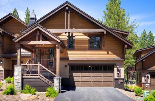 Truckee House | New Listing! Luxury 3BD Residence on Gray's Crossing Golf Course