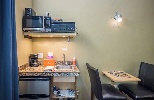 Moab Cabin | New Listing! Main Street Retreat | Moab Studio w/Soaking Tub & BBQ