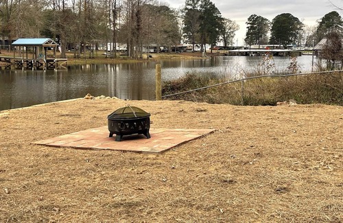 Negreet House | New Listing! Negreet Retreat#2 Waterfront Midlake Toledo Bend Sleeps 12. Hot Tub