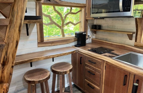 Malaga Cabin | -New Listing- The Royal Roost Treehouse at Owl Hollow is a unique treehouse.