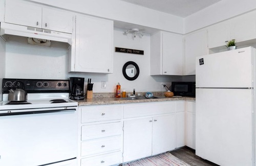 Johnston Terrace House | New Listing! Thrifty and functional 2-bd near AUS and downtown