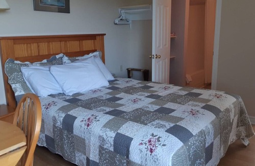 New London House | New London Bay Motel - Apartments and rooms in scenic location - New London Bay Motel Standard Queen Room #10