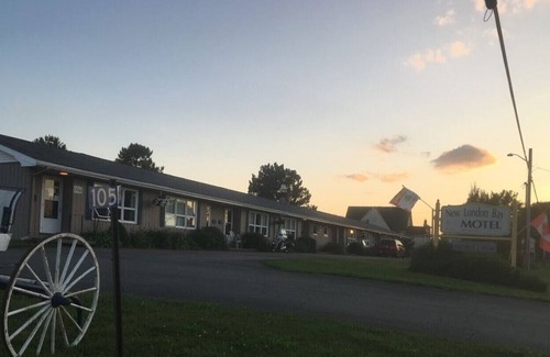 New London House | New London Bay Motel - Apartments and rooms in scenic location - New London Bay Motel Standard Queen Room #10