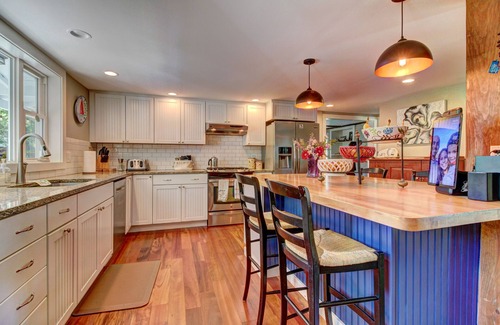 Williamsville House | New Lovely Vermont Retreat with a Hot Tub, Close to Rock River & Skiing.