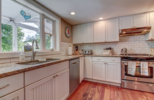 Williamsville House | New Lovely Vermont Retreat with a Hot Tub, Close to Rock River & Skiing.