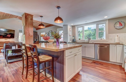 Williamsville House | New Lovely Vermont Retreat with a Hot Tub, Close to Rock River & Skiing.