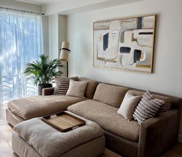 Sherman Oaks Apartment | New Luxe 3B 3Bath Townhouse