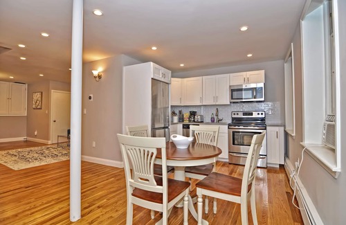 Beacon Hill Apartment | 🌳New Luxe Reno🏨Walk to MGH👗Laundry🌳Private Patio💦Disinfected🐶Dogs OK 🌳