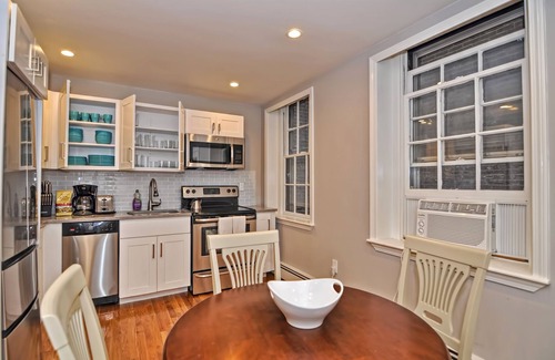 Beacon Hill Apartment | 🌳New Luxe Reno🏨Walk to MGH👗Laundry🌳Private Patio💦Disinfected🐶Dogs OK 🌳