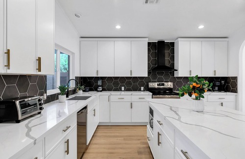 Peoria House | NEW! Luxe Vacation Getaway - heated pool and putting green