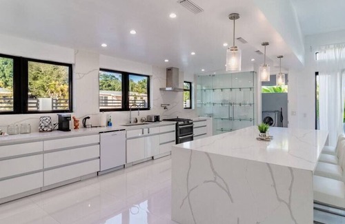Golden Glades Villa | NEW Luxe Villa | Modern Decoration w/Hot Tub