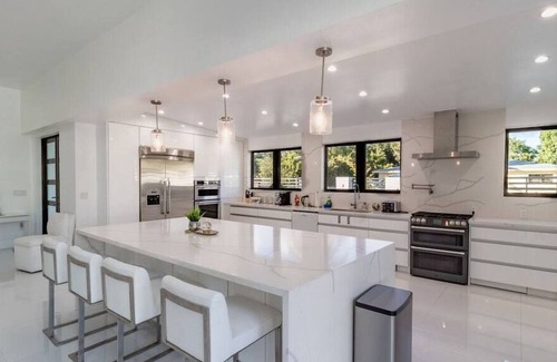 Golden Glades Villa | NEW Luxe Villa | Modern Decoration w/Hot Tub