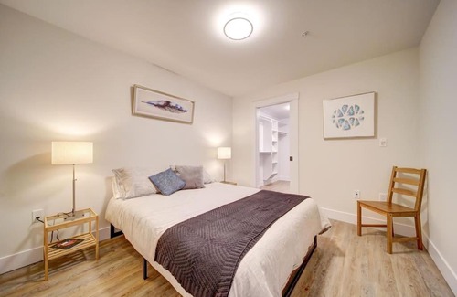North End House | New Luxurious Modern 2BR Condo Sleeps 5 Coffee, AC, WIFI