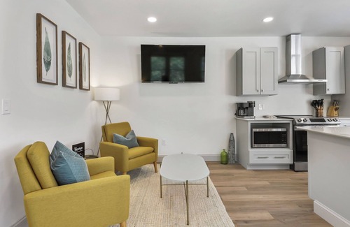 Dixon Park Apartment | New! Luxury 1-bedroom apartment with private EV Garage in Savannah with AC, WiFi