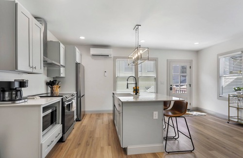 Dixon Park Apartment | New! Luxury 1-bedroom apartment with private EV Garage in Savannah with AC, WiFi