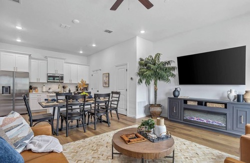 Arlington House | New Luxury Escape Next to AT&T | Walk to Cowboys