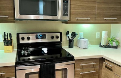 Montrose Condo | New! Luxury Midtown Escape