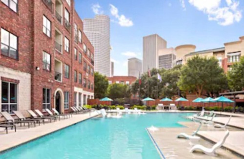 Montrose Condo | New! Luxury Midtown Escape