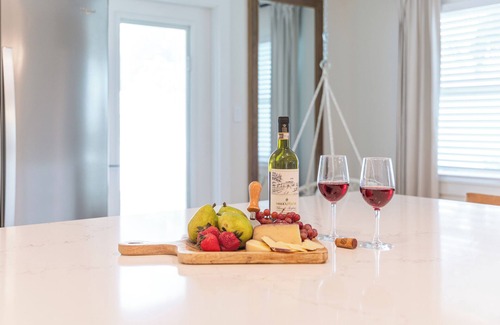 Bellevue Terrace House | New Luxury Stay. Backyard Games. Near Siesta Key.