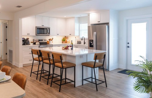 Bellevue Terrace House | New Luxury Stay. Backyard Games. Near Siesta Key.