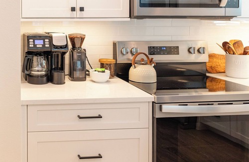 Bellevue Terrace House | New Luxury Stay. Backyard Games. Near Siesta Key.