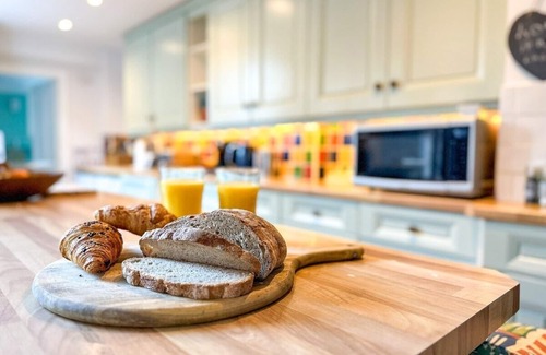 Canterbury House | NEW Maple Cottage - City Centre - FREE Parking