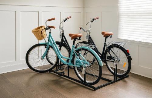 Peoplestown House | NEW Mercedes Benz Escape with Outdoor Theater & Bikes Minutes to Downtown & Top Attractions