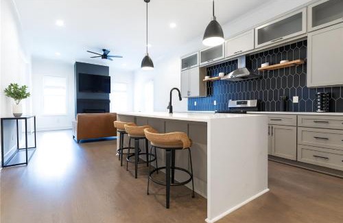 Peoplestown House | NEW Mercedes Benz Escape with Outdoor Theater & Bikes Minutes to Downtown & Top Attractions