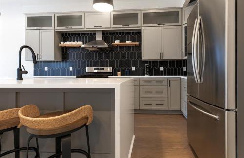 Peoplestown House | NEW Mercedes Benz Escape with Outdoor Theater & Bikes Minutes to Downtown & Top Attractions