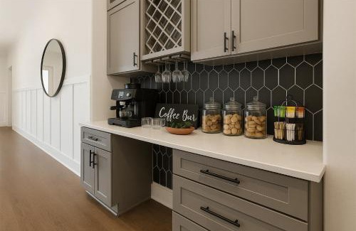 Peoplestown House | NEW Mercedes Benz Escape with Outdoor Theater & Bikes Minutes to Downtown & Top Attractions