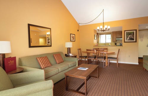 Lincoln Resort | NEW- Mins to Loon-Hiking Trails-Clarks-Train- King Bed- Full Kitchen- Hot Tub-