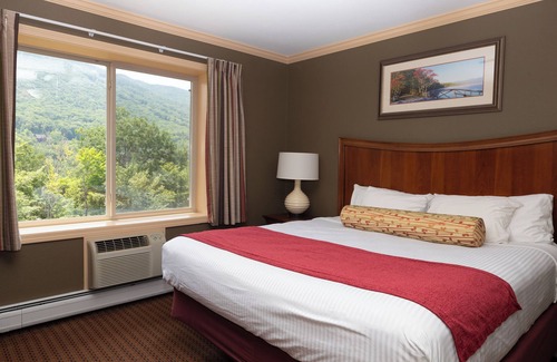 Lincoln Resort | NEW- Mins to Loon-Hiking Trails-Clarks-Train- King Bed- Full Kitchen- Hot Tub-