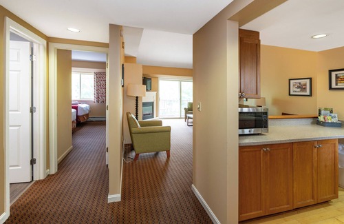 Lincoln Resort | NEW- Mins to Loon-Hiking Trails-Clarks-Train- King Bed- Full Kitchen- Hot Tub-
