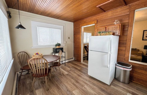 Milford Apartment | NEW - Mins to Manchester - Nashua - Queen Bed - Walk to Downtown/Parks