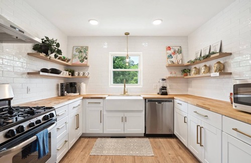 Charlotte House | NEW! minutes to downtown - Private Half-Acre Ranch Retreat