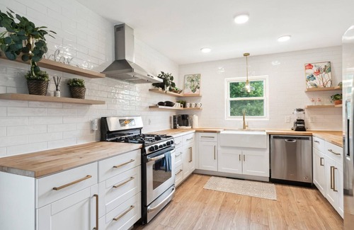 Charlotte House | NEW! minutes to downtown - Private Half-Acre Ranch Retreat