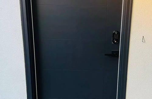 Surrey House | New & Modern 1 bedroom suite near beaches & border