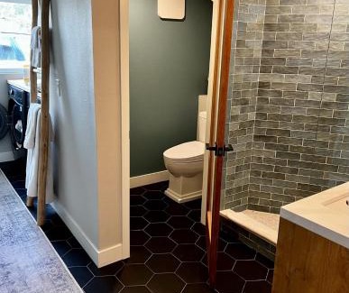 Thousand Oaks House | NEW Modern apt w/pool & hot tub in nature