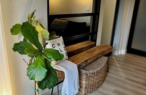 Thousand Oaks House | NEW Modern apt w/pool & hot tub in nature