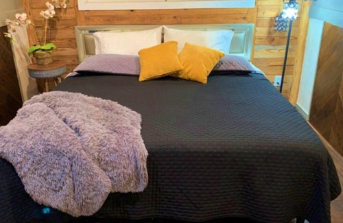 Grove Resort | New modern cabin on a beautiful shaded property across from Honey Creek Bridge.