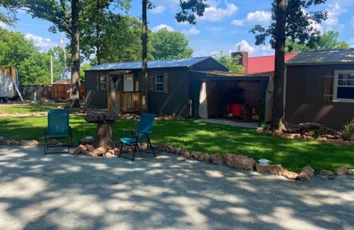Grove Resort | New modern cabin on a beautiful shaded property across from Honey Creek Bridge.