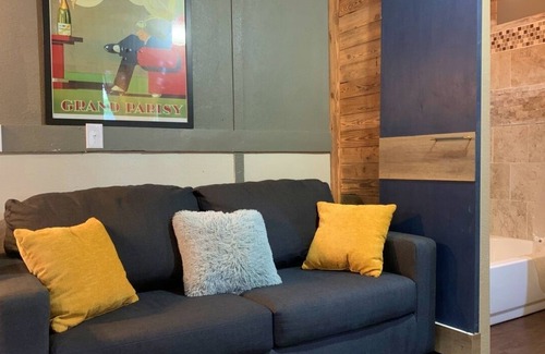 Grove Resort | New modern cabin on a beautiful shaded property across from Honey Creek Bridge.