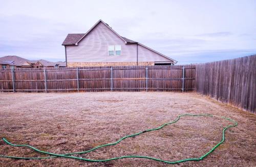 Oklahoma City House | New Modern Home, Game Room, Gym, 6 beds, Fast Wifi