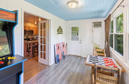 Sevierville Cottage | New - Mountain Cottage with Hot Tub near Dollywood