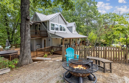 Sevierville Cottage | New - Mountain Cottage with Hot Tub near Dollywood