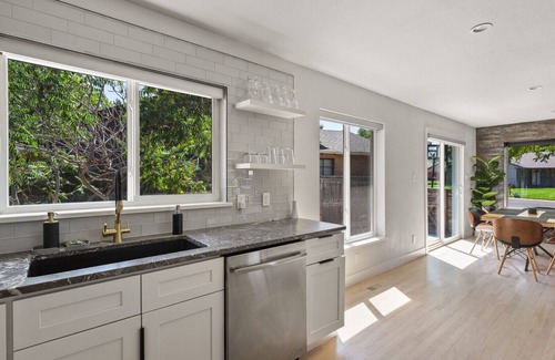 Southeast House | New | Near DU | Renovated Home | KING Bed|Fire Pit