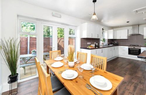 Stoke-on-Trent House | NEW Oakhill House by Truestays - 5 Bedroom House in Stoke-on-Trent