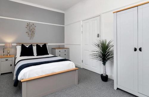 Stoke-on-Trent House | NEW Oakhill House by Truestays - 5 Bedroom House in Stoke-on-Trent